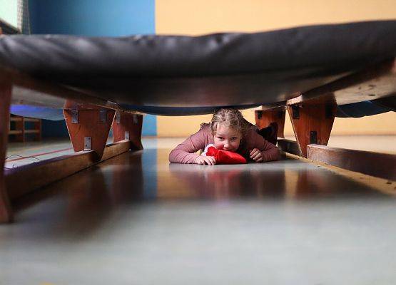 zawodnicy na mikołajkowym torze przeszkód