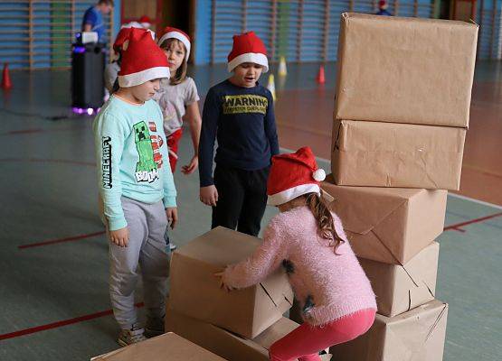 zawodnicy na mikołajkowym torze przeszkód