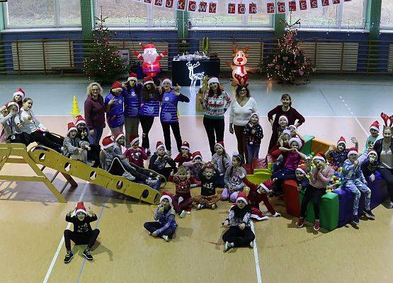 zawodnicy na mikołajkowym torze przeszkód