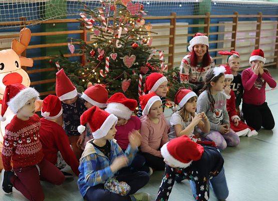 zawodnicy na mikołajkowym torze przeszkód