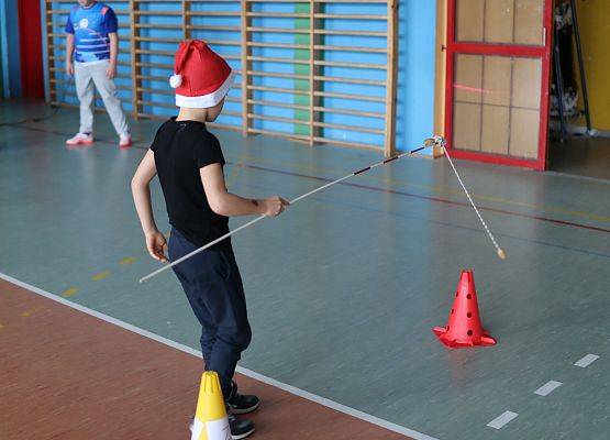 zawodnicy na mikołajkowym torze przeszkód