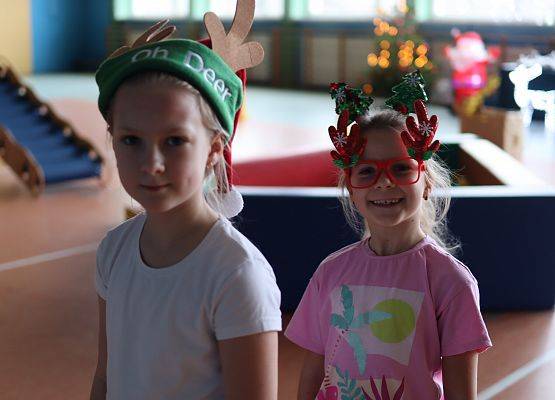 zawodnicy na mikołajkowym torze przeszkód