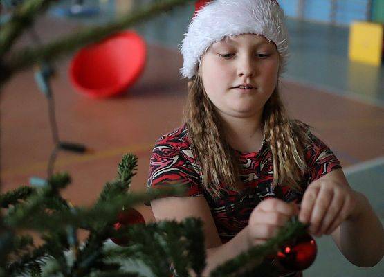 zawodnicy na mikołajkowym torze przeszkód