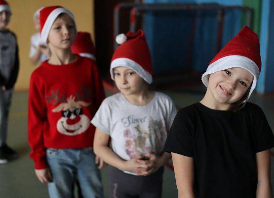 zawodnicy na mikołajkowym torze przeszkód