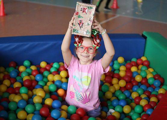 zawodnicy na mikołajkowym torze przeszkód