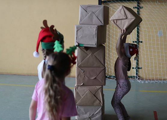 zawodnicy na mikołajkowym torze przeszkód