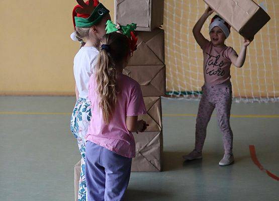 zawodnicy na mikołajkowym torze przeszkód