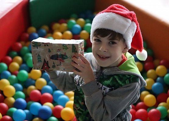 zawodnicy na mikołajkowym torze przeszkód