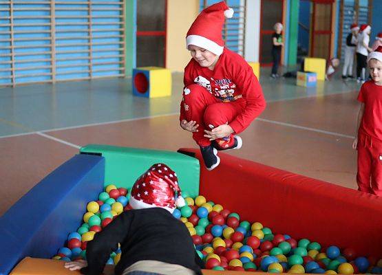 zawodnicy na mikołajkowym torze przeszkód