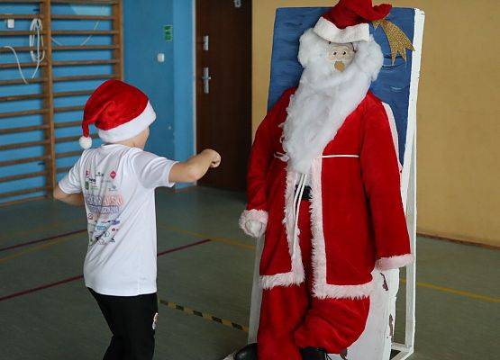 zawodnicy na mikołajkowym torze przeszkód