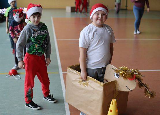 zawodnicy na mikołajkowym torze przeszkód