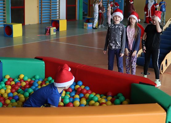 zawodnicy na mikołajkowym torze przeszkód