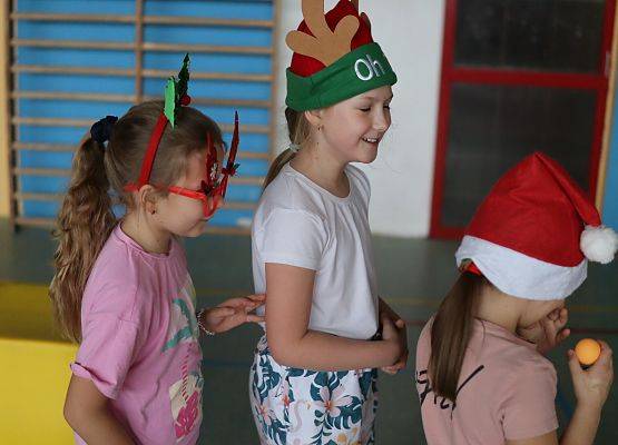 zawodnicy na mikołajkowym torze przeszkód