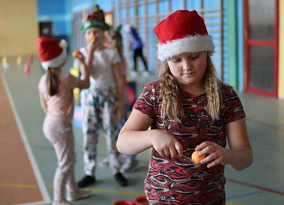 zawodnicy na mikołajkowym torze przeszkód