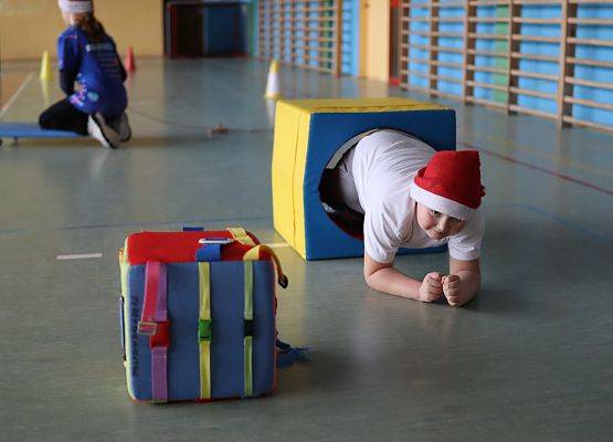 zawodnicy na mikołajkowym torze przeszkód