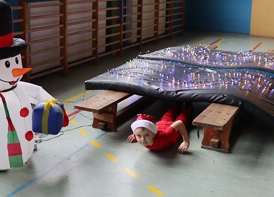 zawodnicy na mikołajkowym torze przeszkód