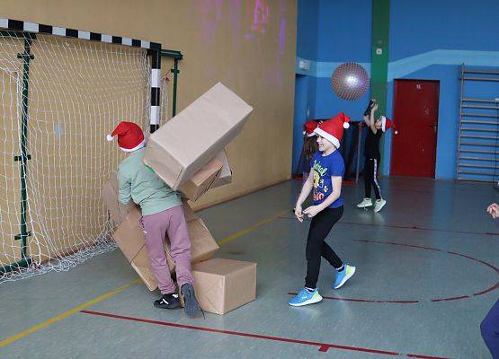 zawodnicy na mikołajkowym torze przeszkód