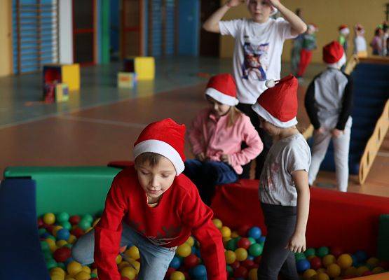 zawodnicy na mikołajkowym torze przeszkód