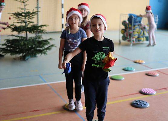 zawodnicy na mikołajkowym torze przeszkód