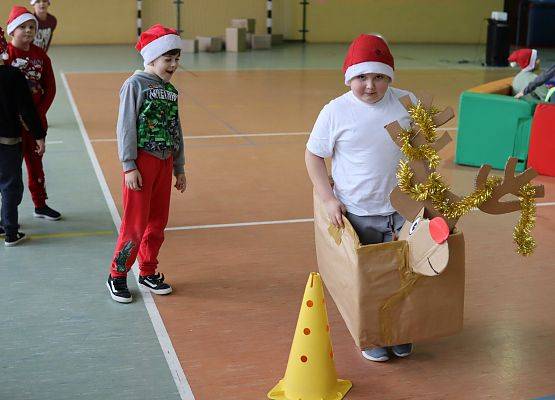 zawodnicy na mikołajkowym torze przeszkód
