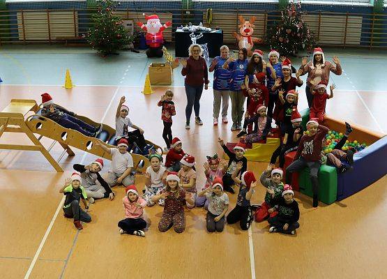 zawodnicy na mikołajkowym torze przeszkód