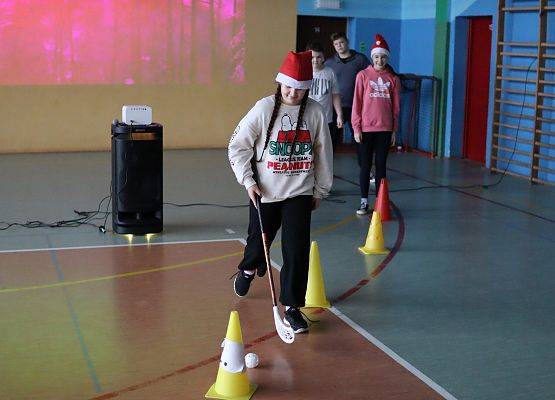 zawodnicy na mikołajkowym torze przeszkód