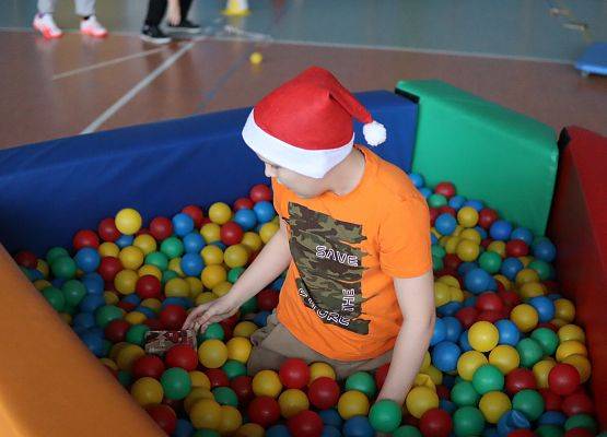 zawodnicy na mikołajkowym torze przeszkód