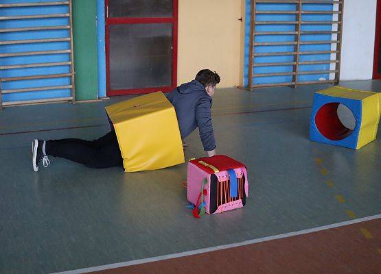 zawodnicy na mikołajkowym torze przeszkód