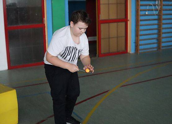 zawodnicy na mikołajkowym torze przeszkód