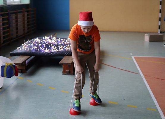 zawodnicy na mikołajkowym torze przeszkód