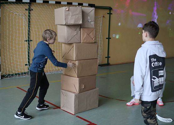 zawodnicy na mikołajkowym torze przeszkód