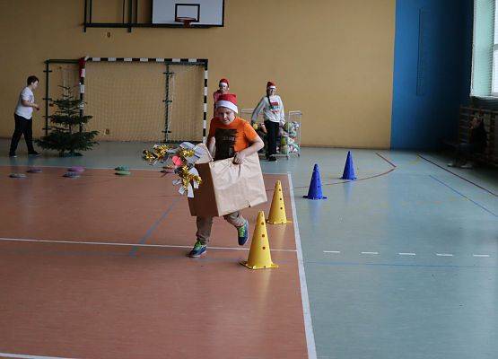 zawodnicy na mikołajkowym torze przeszkód