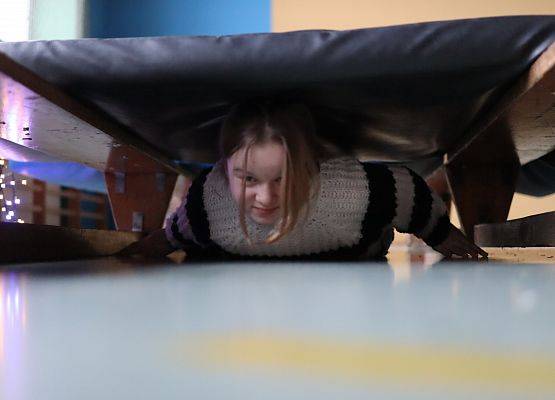 zawodnicy na mikołajkowym torze przeszkód