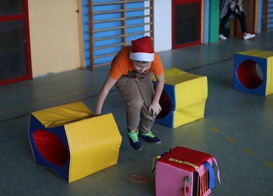 zawodnicy na mikołajkowym torze przeszkód