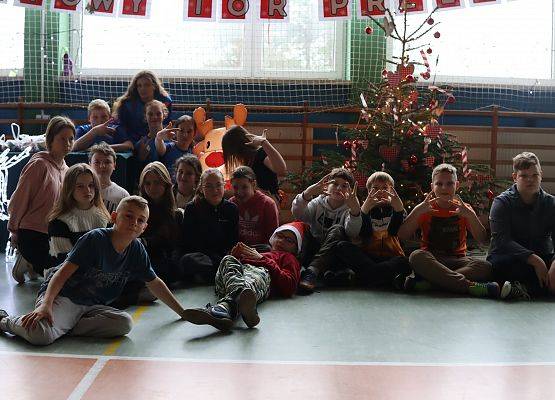 zawodnicy na mikołajkowym torze przeszkód