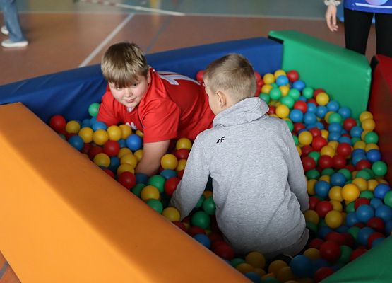 zawodnicy na mikołajkowym torze przeszkód