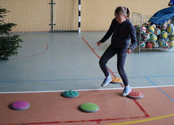 zawodnicy na mikołajkowym torze przeszkód