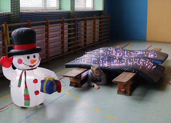 zawodnicy na mikołajkowym torze przeszkód