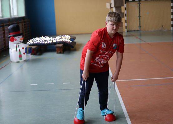 zawodnicy na mikołajkowym torze przeszkód