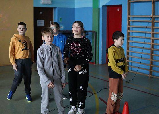 zawodnicy na mikołajkowym torze przeszkód