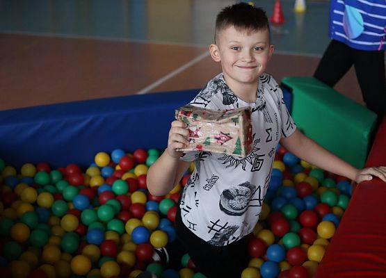 zawodnicy na mikołajkowym torze przeszkód