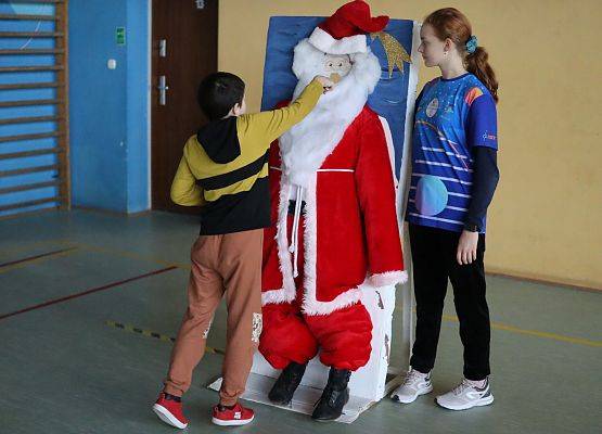zawodnicy na mikołajkowym torze przeszkód