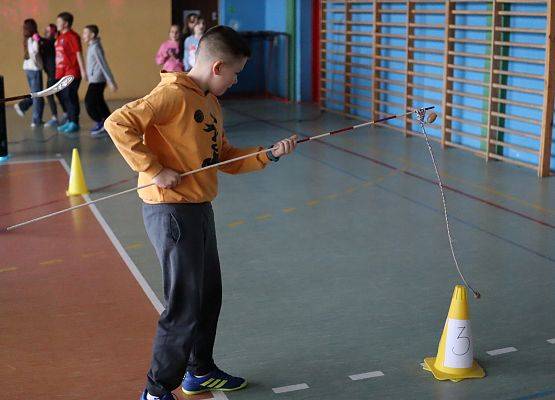 zawodnicy na mikołajkowym torze przeszkód