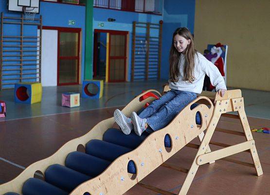 zawodnicy na mikołajkowym torze przeszkód