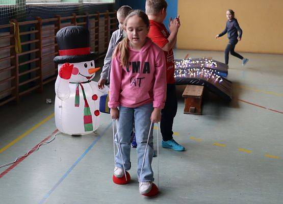 zawodnicy na mikołajkowym torze przeszkód