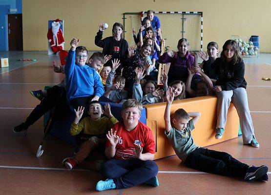 zawodnicy na mikołajkowym torze przeszkód