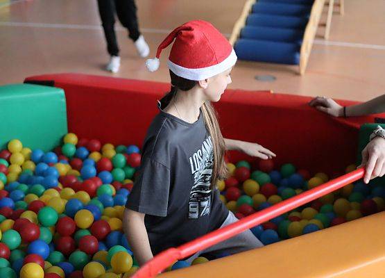 zawodnicy na mikołajkowym torze przeszkód