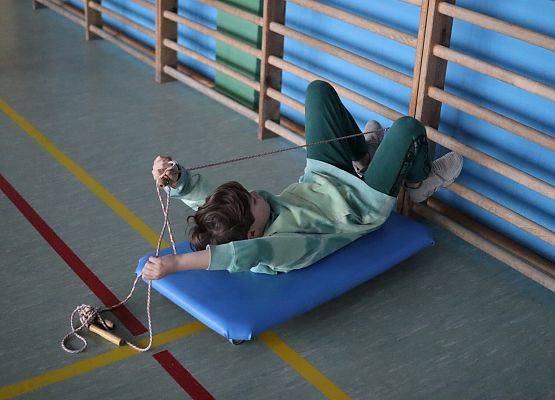 zawodnicy na mikołajkowym torze przeszkód