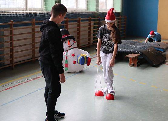 zawodnicy na mikołajkowym torze przeszkód