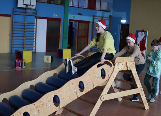 zawodnicy na mikołajkowym torze przeszkód